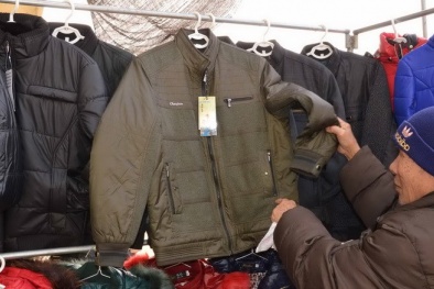 Hàng nhập lậu tràn ngập chợ quê